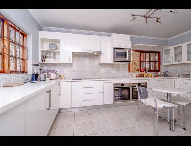 4 BEDROOM HOUSE FOR SALE IN LONEHILL
